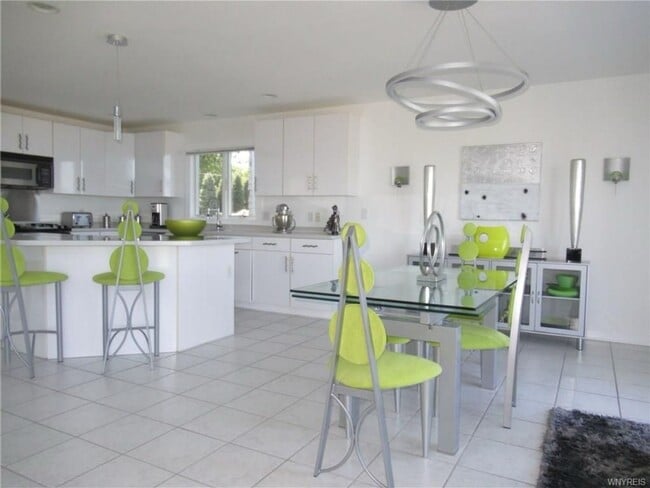 Building Photo - 2 Bedroom Single Family Water Front Home i...