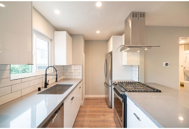 Foto del edificio - 5847 Willoughby Ave