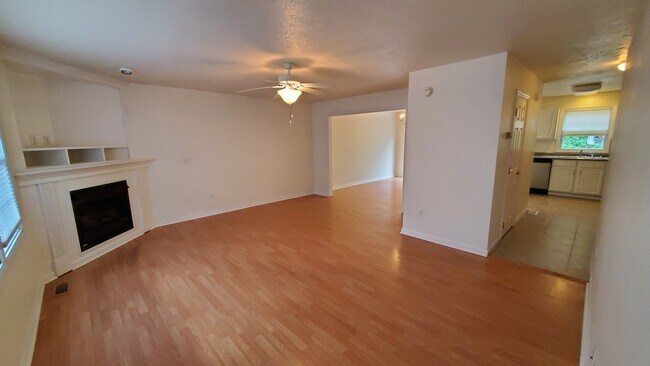 Building Photo - 242 Donna Ave