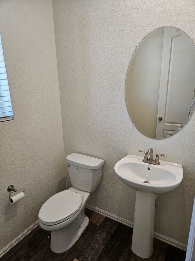 Foto del edificio - 3 Bed 2.5 Bath Home In Commerce City