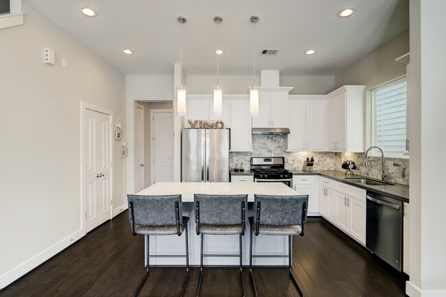 Foto del edificio - 4202 Gillespie St