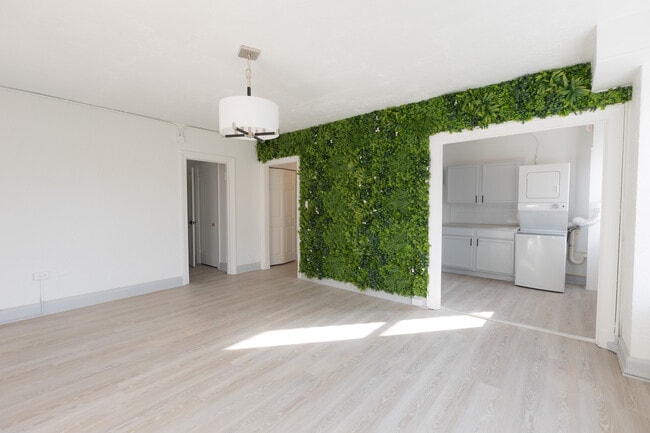 Building Photo - The Davis