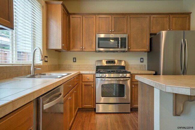 Foto del edificio - 3 bed, 2.5 bath + bonus room & office, fen...