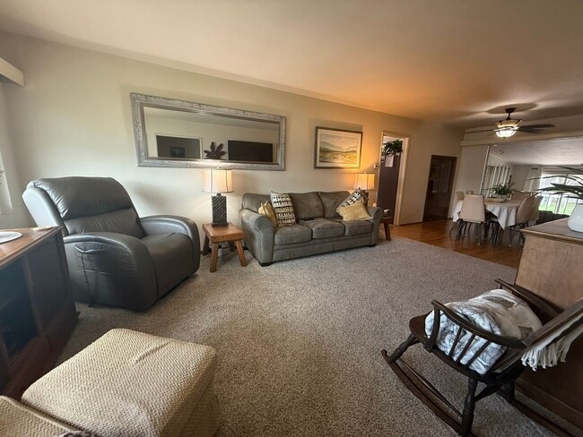 Foto del edificio - Charming 2 Bedroom, 2 Bath Home with Fence...