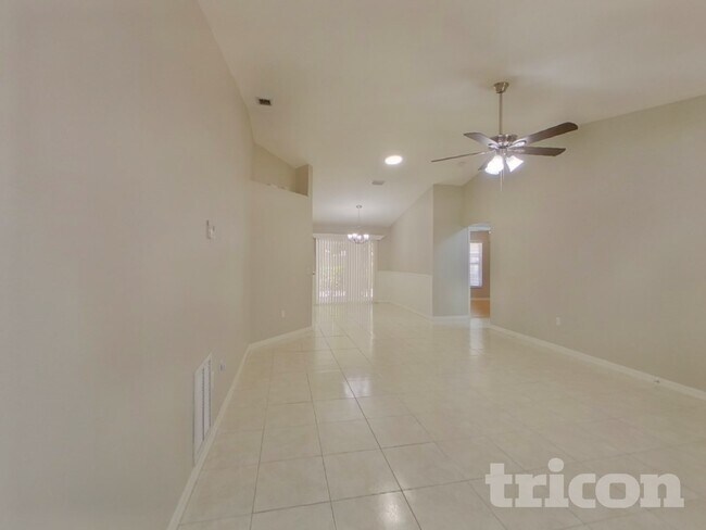 Foto del edificio - 4614 Breezy Pines Blvd