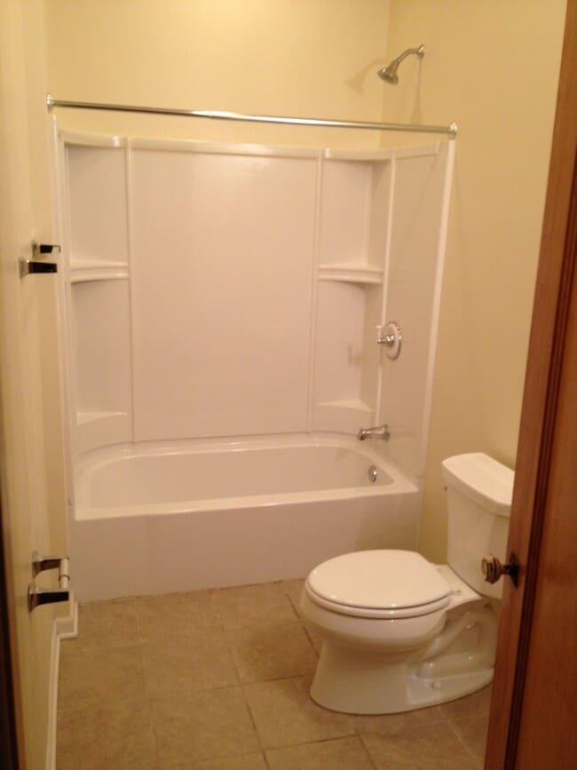 Building Photo - 2704 E Hartford Ave