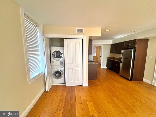 Building Photo - 1017 W Cross St