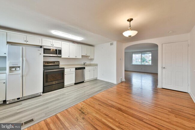 Foto del edificio - 244 S Spring Garden St