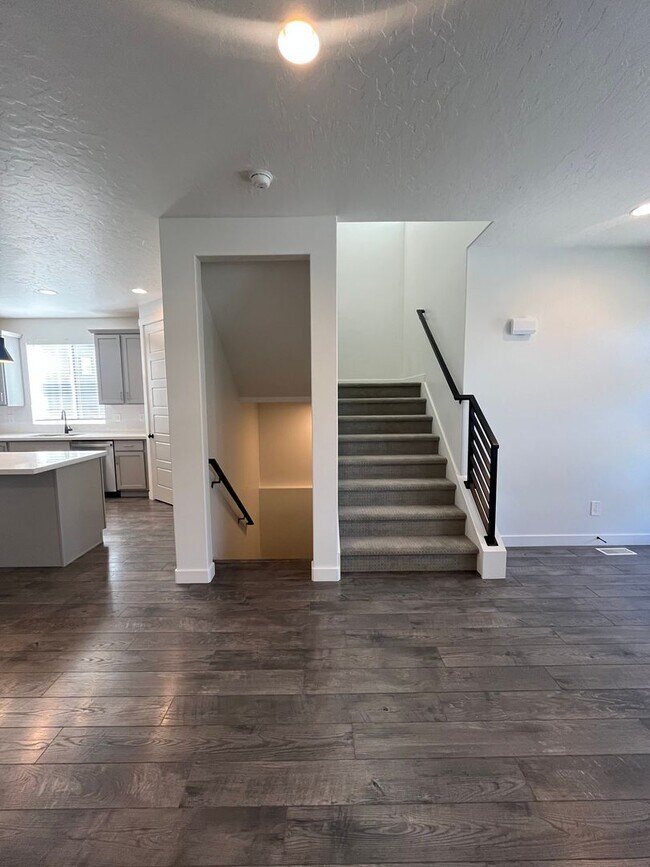 Foto del edificio - Spacious 3 Bed 2.5 Bath Home Available Jun...