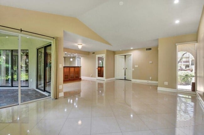 Building Photo - 5590 Coach House Cir