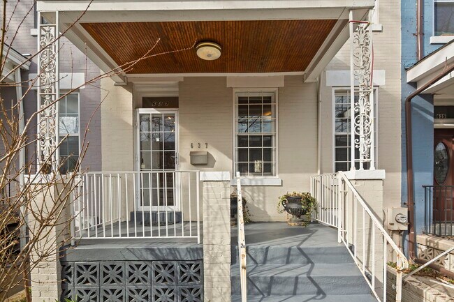Building Photo - 637 Kenyon St NW