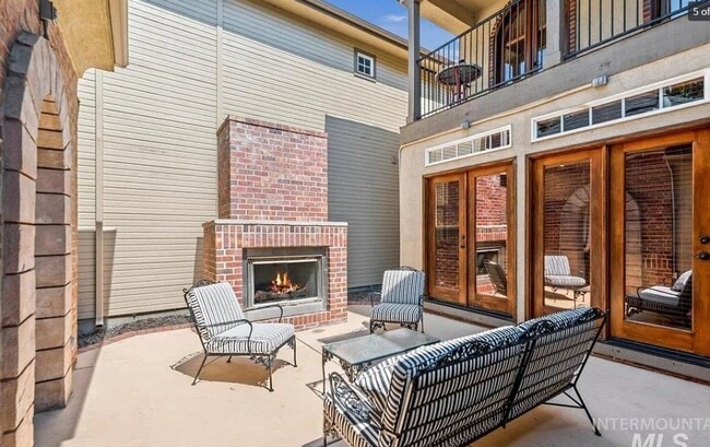 Building Photo - Gorgeous fully furnished home in downtown Eagle!