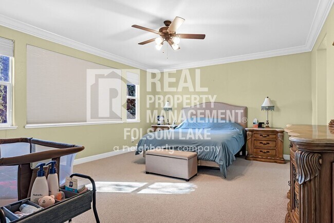 Foto del edificio - Fully furnished 5bd 3ba home in desirable Carmichael neighborhood