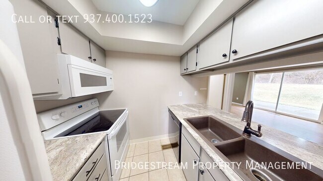 Building Photo - 2 Bed, 1.5 Bath with 1 car attached garage...