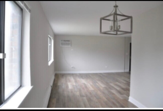 Building Photo - 1185 Surrey Dr