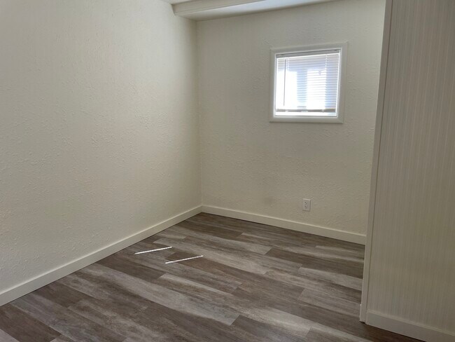 Building Photo - 2858 W Maplewood Ave