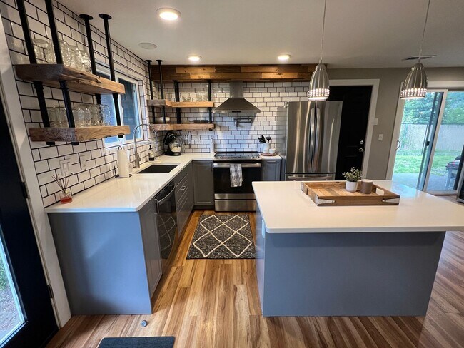 Foto del edificio - Remodeled 3 Bedroom Troutdale Home