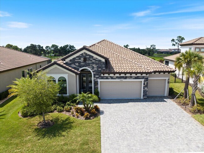Foto del edificio - Luxury Home w/ Pool, Outdoor Kitchen, Car Lift, & Water View In Parrish!