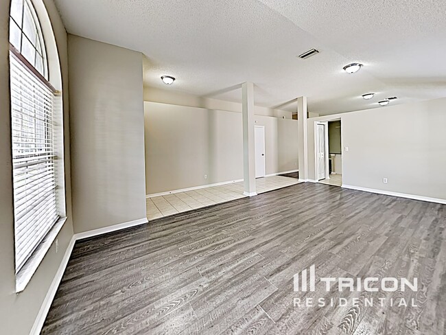 Foto del edificio - 1425 Scotch Pine Dr