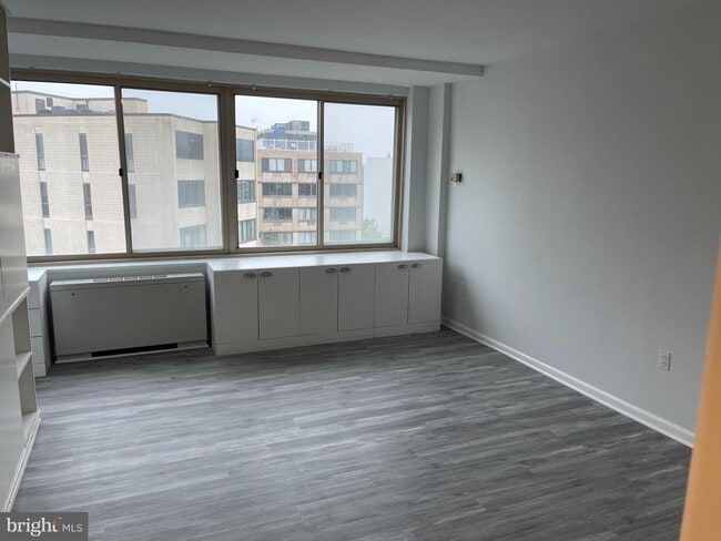 Building Photo - 922 24th St NW
