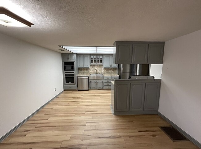 Building Photo - LEASING