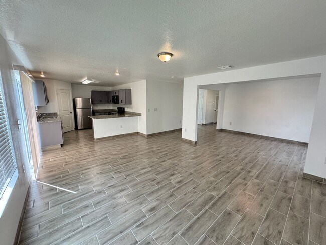 Foto del edificio - Stunning 4 Bedroom, 2 Bathroom Home in Poi...