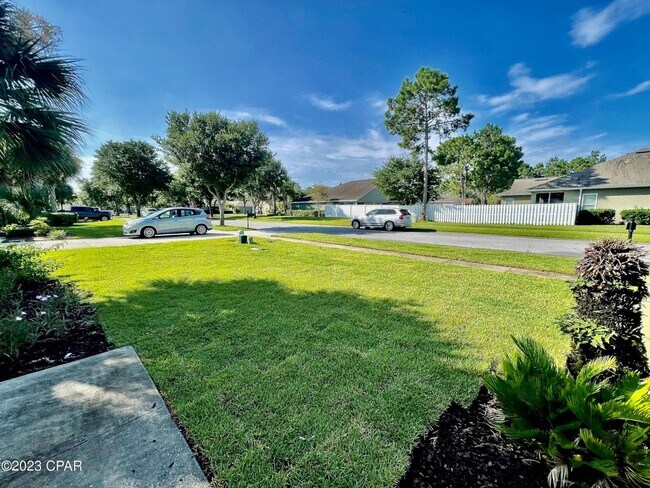 Building Photo - Spacious 4 Bed / 3 bath home near Pier Park