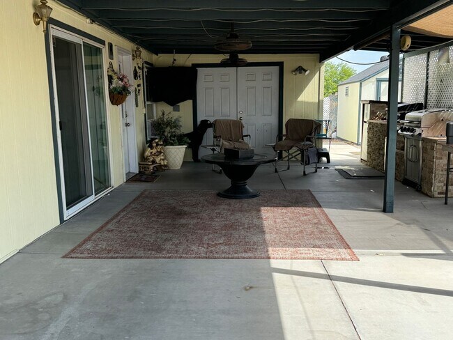 Foto del edificio - 3Br Furnished Vacation Home with addl lot with RV Hookups Utilities Included