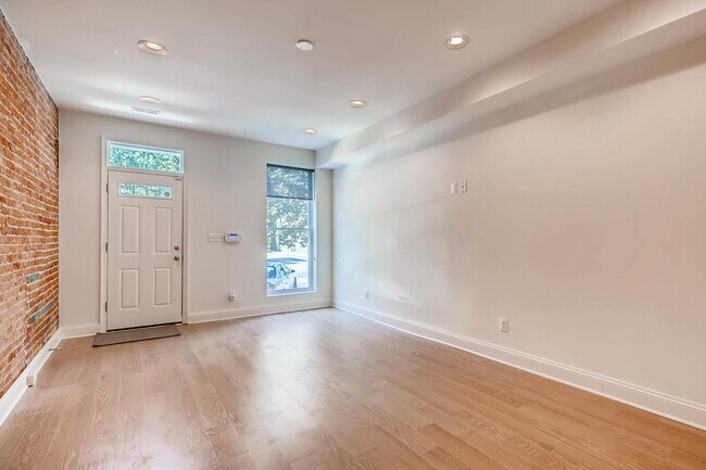 Living room - 1617 Bank St
