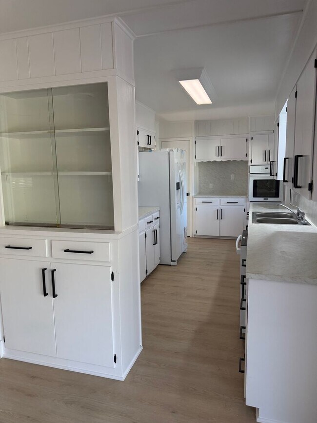 Foto del edificio - Charming Hill Country Home • Spacious Layout • Lake Travis Lifestyle