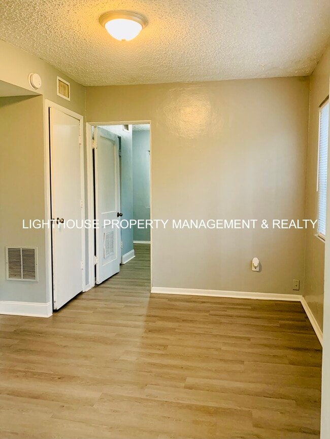 Building Photo - Cozy 2 Bed/1 Bath Home with Fenced Yard!