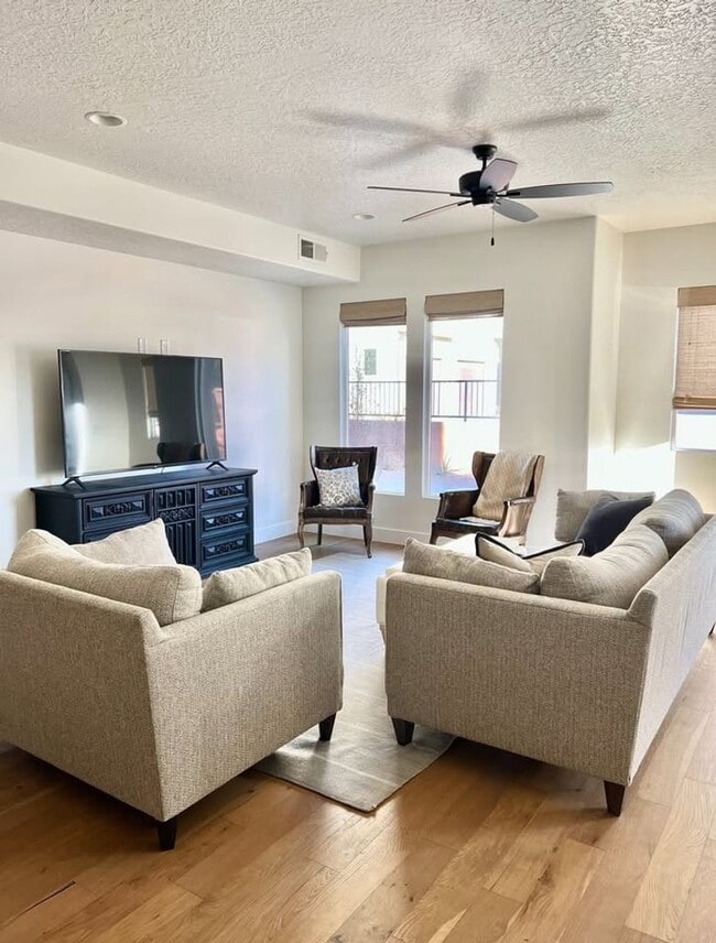 Building Photo - Gorgeous Townhome with Community Pool and Amenities