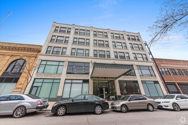 Building Photo - 4715 N Racine Ave