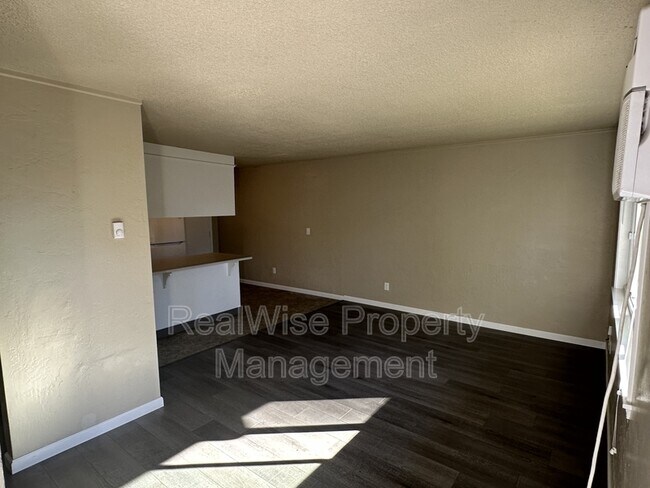 Foto del edificio - 719 SW Bridge St