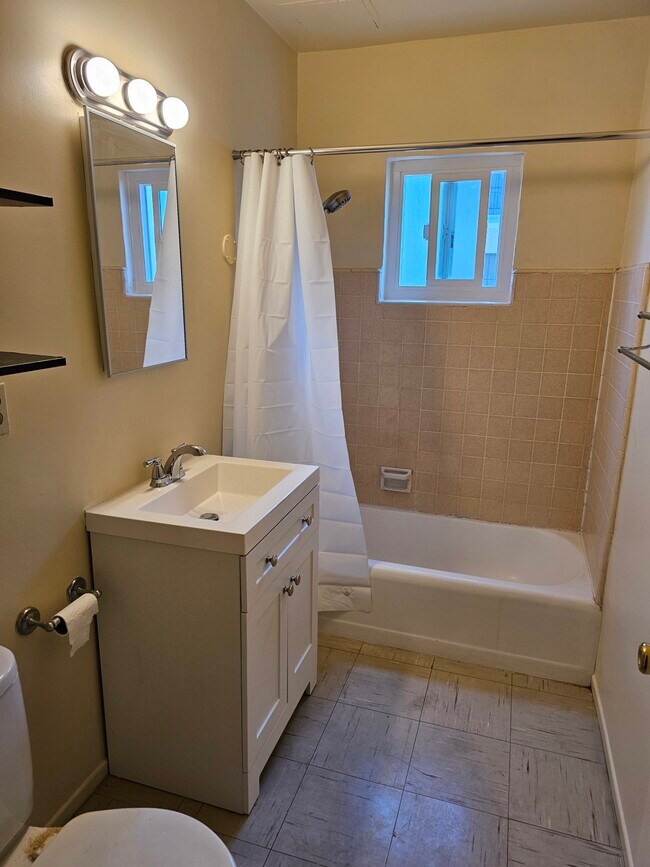 Foto del edificio - 1330 W Valencia Dr