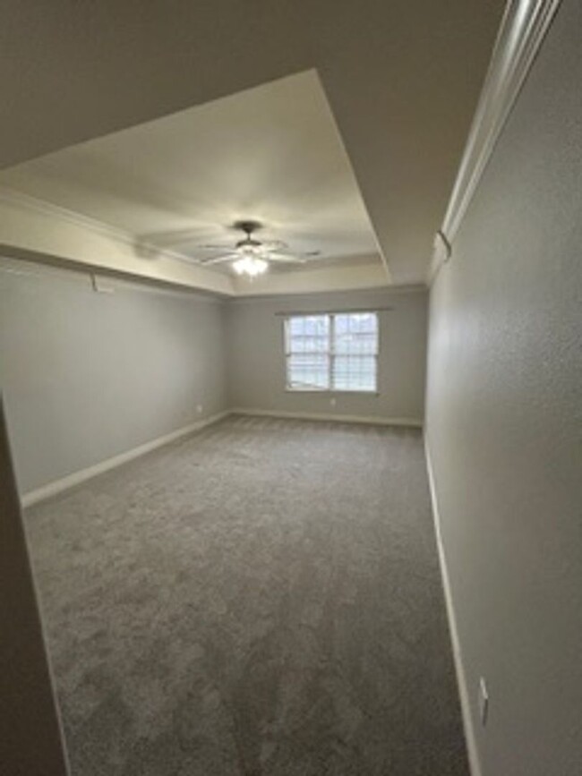 Building Photo - Interior NEWLY Painted, Spacious! 4 bedroo...