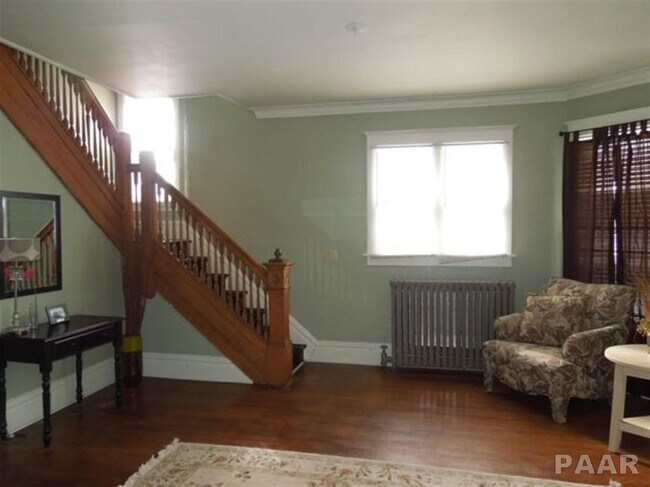 Front Foyer - 1018 N Elmwood Ave