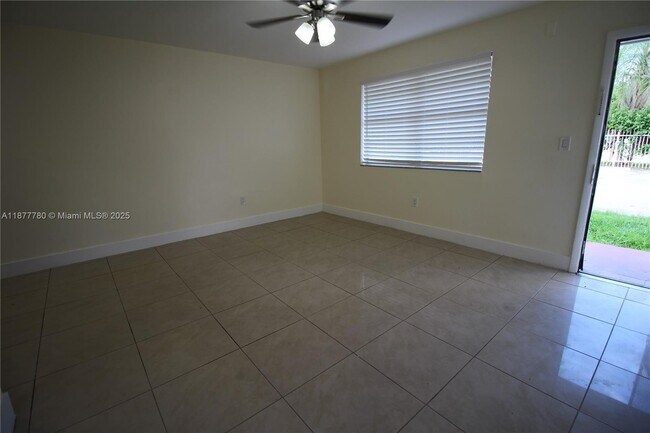 Foto del edificio - 301 NW 177th St