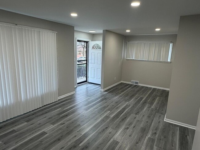 Building Photo - 3 Bedroom Renovated Ranch