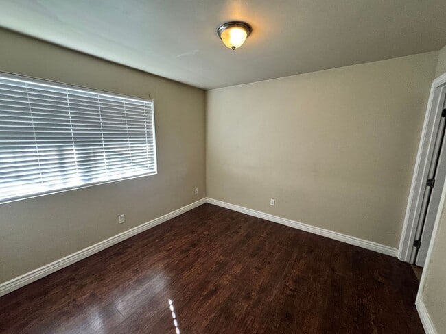 Building Photo - Luxorious Single Story 1 bedroom Condo Near NAU