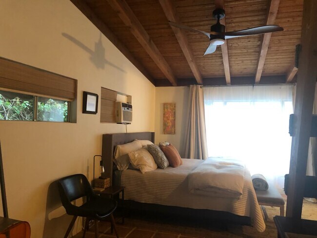 Foto del edificio - 8852 Wonderland Ave