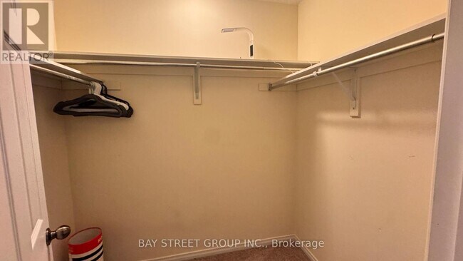 Photo du bâtiment - 8859 Dogwood Cres