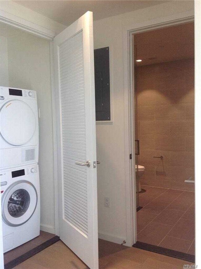 Building Photo - 133-27 39th Ave