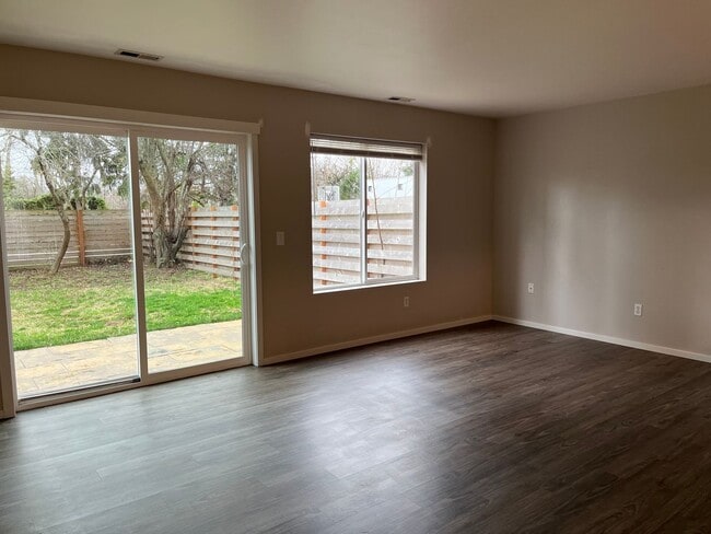 Foto del edificio - 3 Bed, 2 Bath Home- Fenced Back Yard!