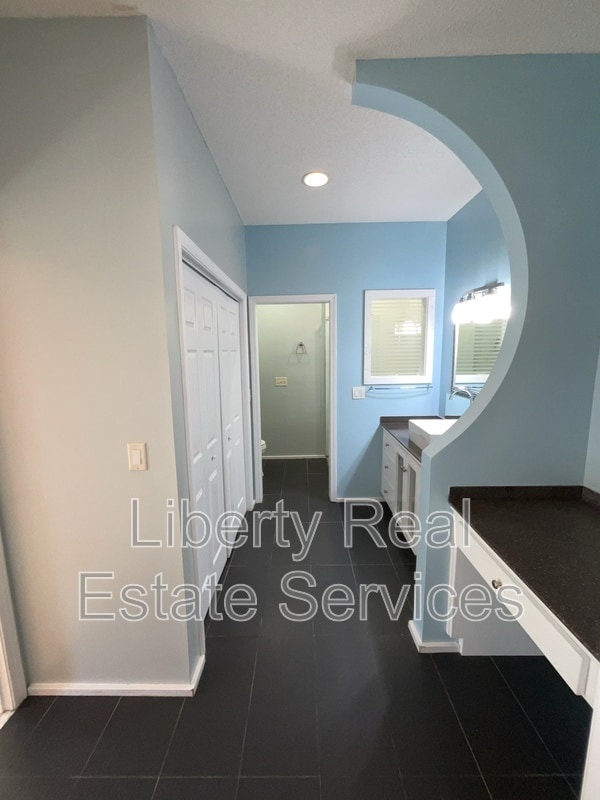 Building Photo - 380 Tremain Dr