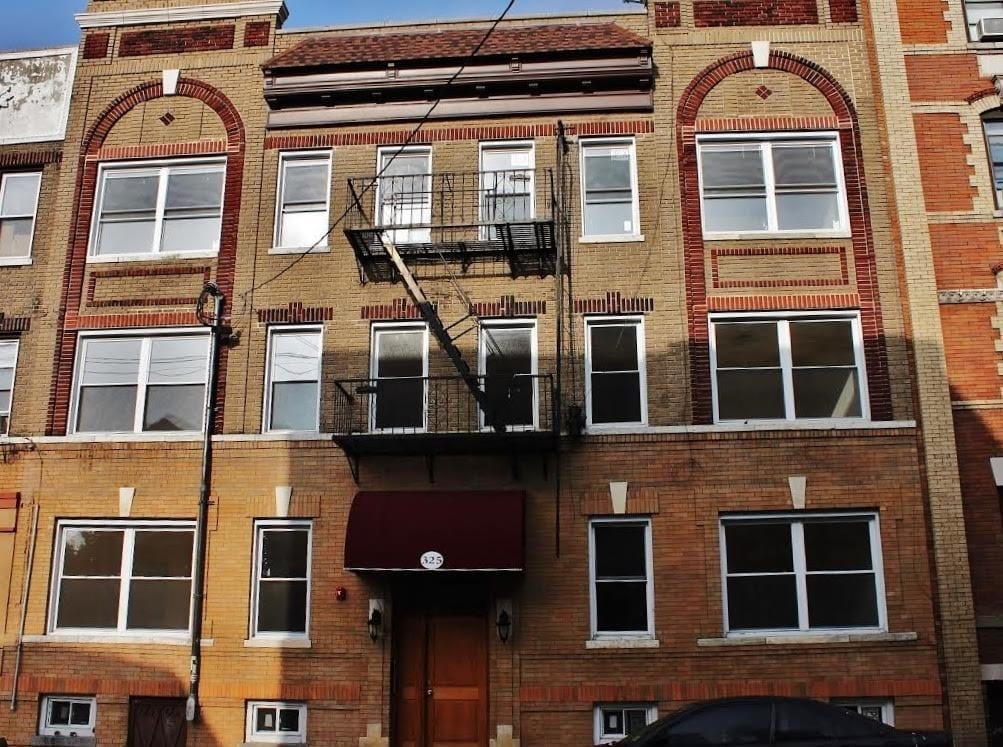 Primary Photo - 325 Baldwin Ave
