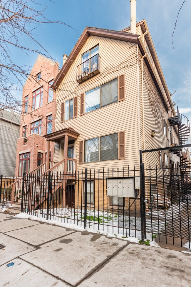 Building Photo - 2643 N Southport Ave