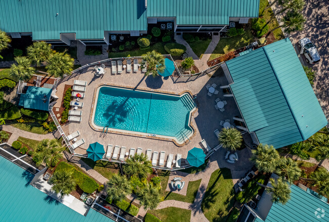 Piscina con terraza - White Sands Village Condominiums