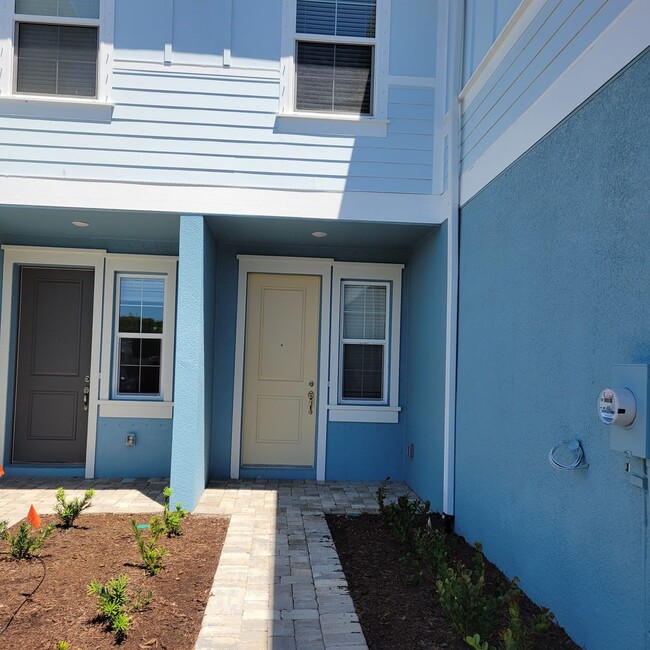 Building Photo - Annual UNfurnished almost BRAND NEW townho...