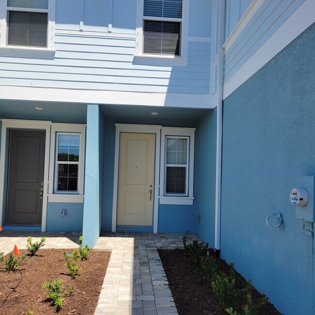 Foto del edificio - Annual UNfurnished almost BRAND NEW townhome just south of University and Lockwood Ridge!